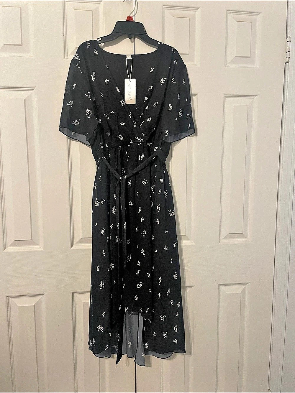 Floral Midi Dress in Black & White Size Large NWT